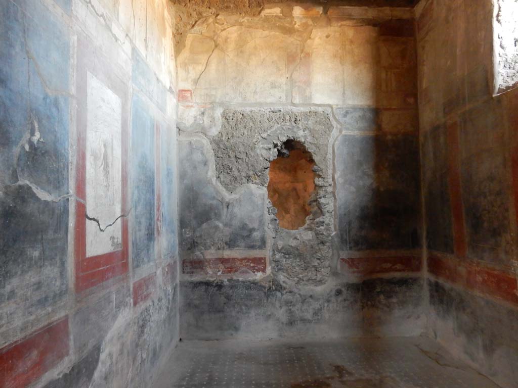 I.6.15 Pompeii. June 2019. Room 12, looking along west wall towards north wall.
Photo courtesy of Buzz Ferebee.