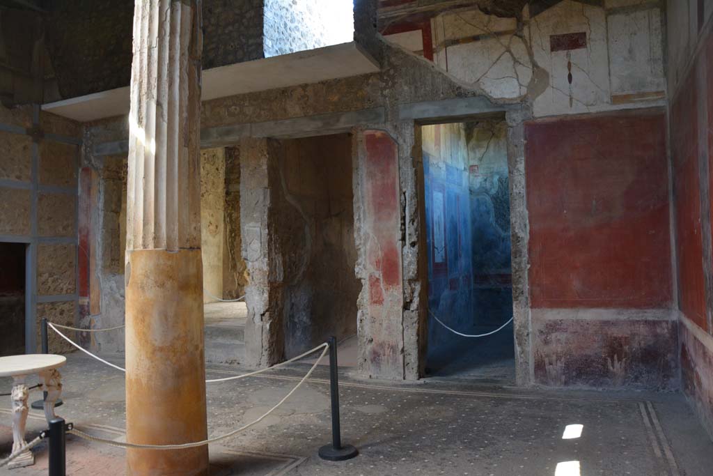 I.6.15 Pompeii. October 2019. 
Room 4, looking towards north side of atrium, with tablinum 6, on left behind pillar, corridor 7, in centre, and room 12, on right.          
Foto Annette Haug, ERC Grant 681269 DÉCOR