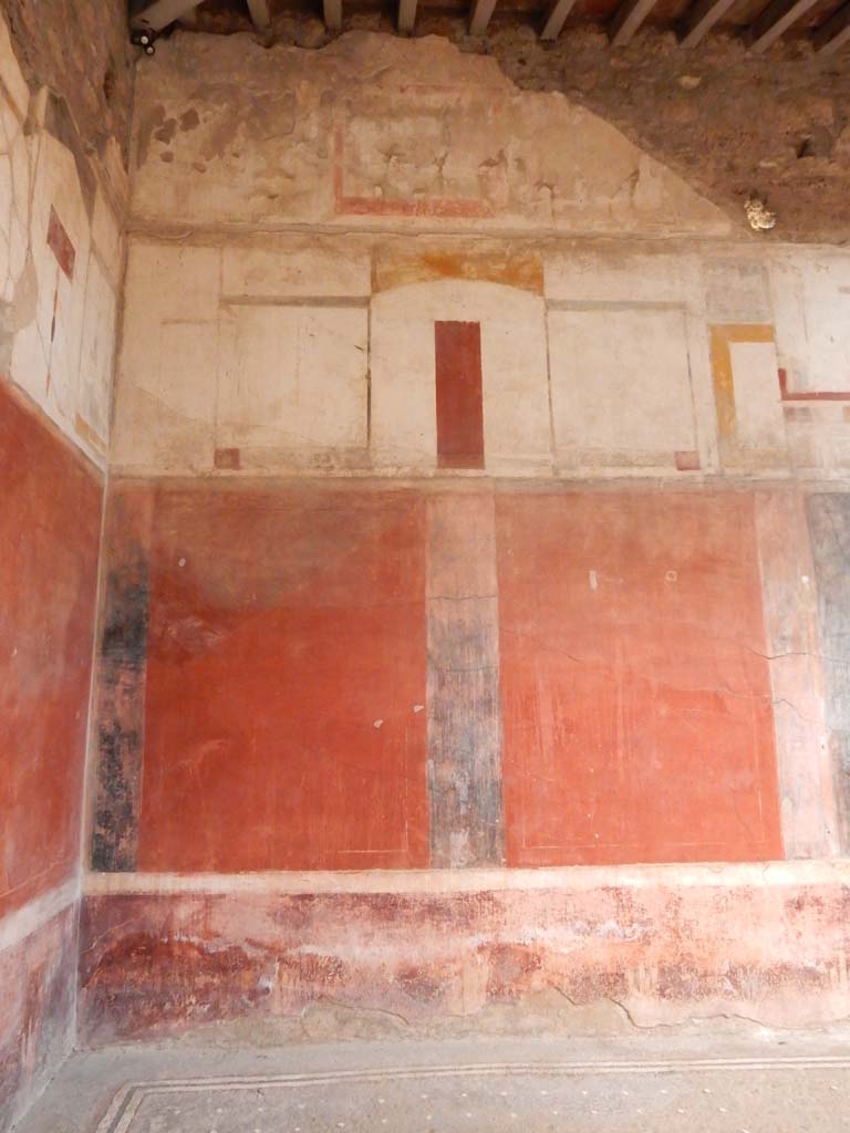 I.6.15 Pompeii. June 2019. Room 4, east wall in north-east corner of atrium.
Photo courtesy of Buzz Ferebee.