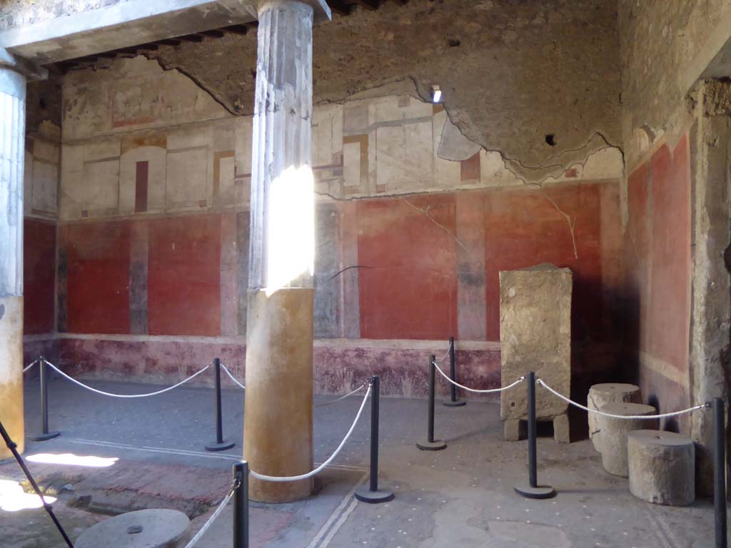I.6.15 Pompeii. September 2015. Room 4, looking towards east wall of atrium from south side of impluvium. 
Foto Annette Haug, ERC Grant 681269 DÉCOR