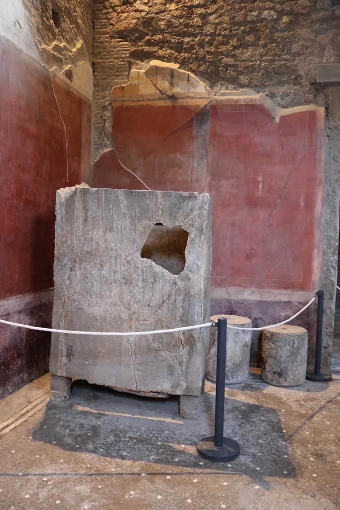 I.6.15 Pompeii. December 2018.  
Room 4, looking towards plaster-cast of cupboard in south-east corner of atrium. 
Photo courtesy of Aude Durand.