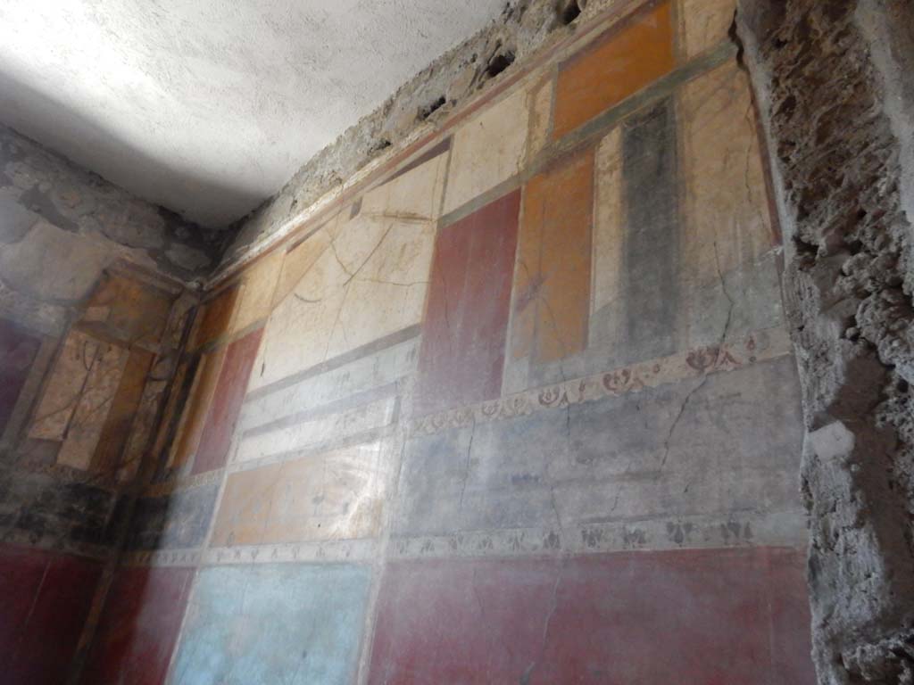 I.6.15 Pompeii. June 2019. Room 13, upper west wall. Photo courtesy of Buzz Ferebee.