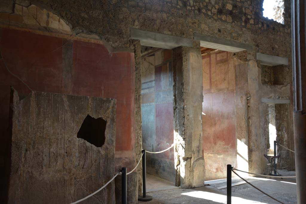 I.6.15 Pompeii. October 2019. Room 4, atrium, looking towards south wall with fauces/entrance corridor, centre right.        
Foto Annette Haug, ERC Grant 681269 DÉCOR