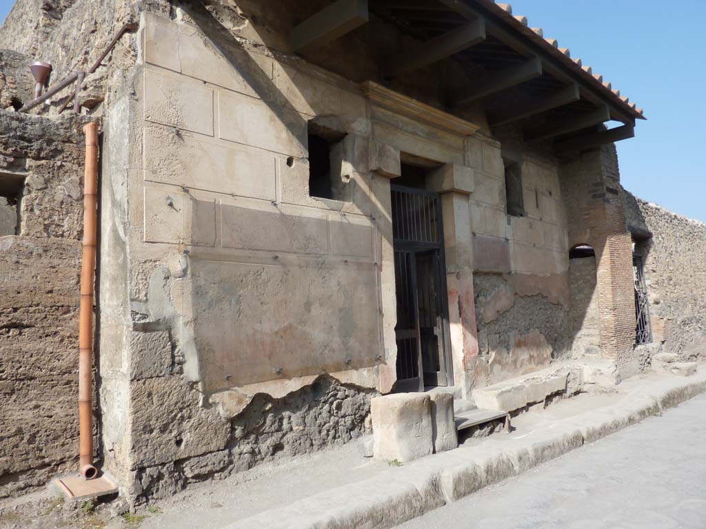 I.6.15 Pompeii. October 2014. Looking east to entrance on Vicolo del Menandro.          
Foto Annette Haug, ERC Grant 681269 DÉCOR
