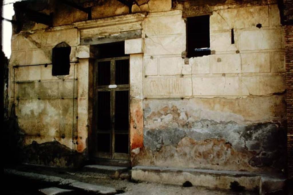 I.6.15 Pompeii. 1959. Entrance on Vicolo del Menandro. Photo by Stanley A. Jashemski.
Source: The Wilhelmina and Stanley A. Jashemski archive in the University of Maryland Library, Special Collections (See collection page) and made available under the Creative Commons Attribution-Non Commercial License v.4. See Licence and use details.
J59f0188
