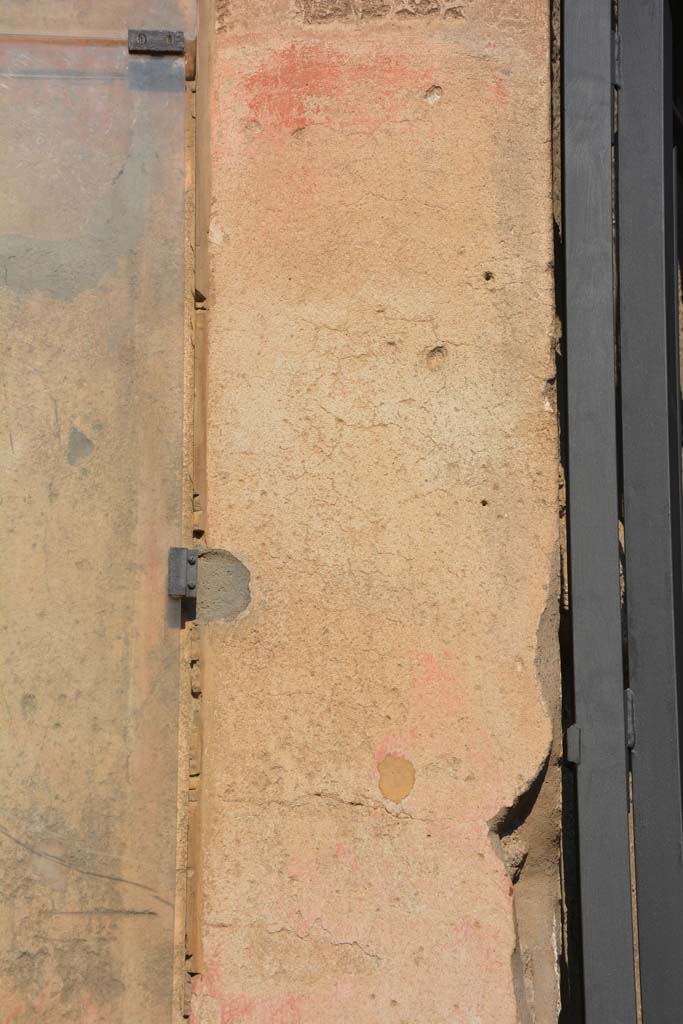 I.6.15 Pompeii. March 2019. Detail from west side of entrance doorway                
Foto Annette Haug, ERC Grant 681269 DÉCOR
