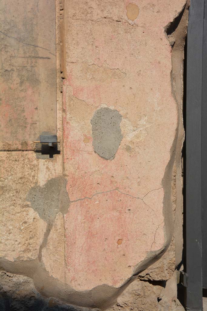 I.6.15 Pompeii. March 2019. Detail from lower west side of entrance doorway                
Foto Annette Haug, ERC Grant 681269 DÉCOR