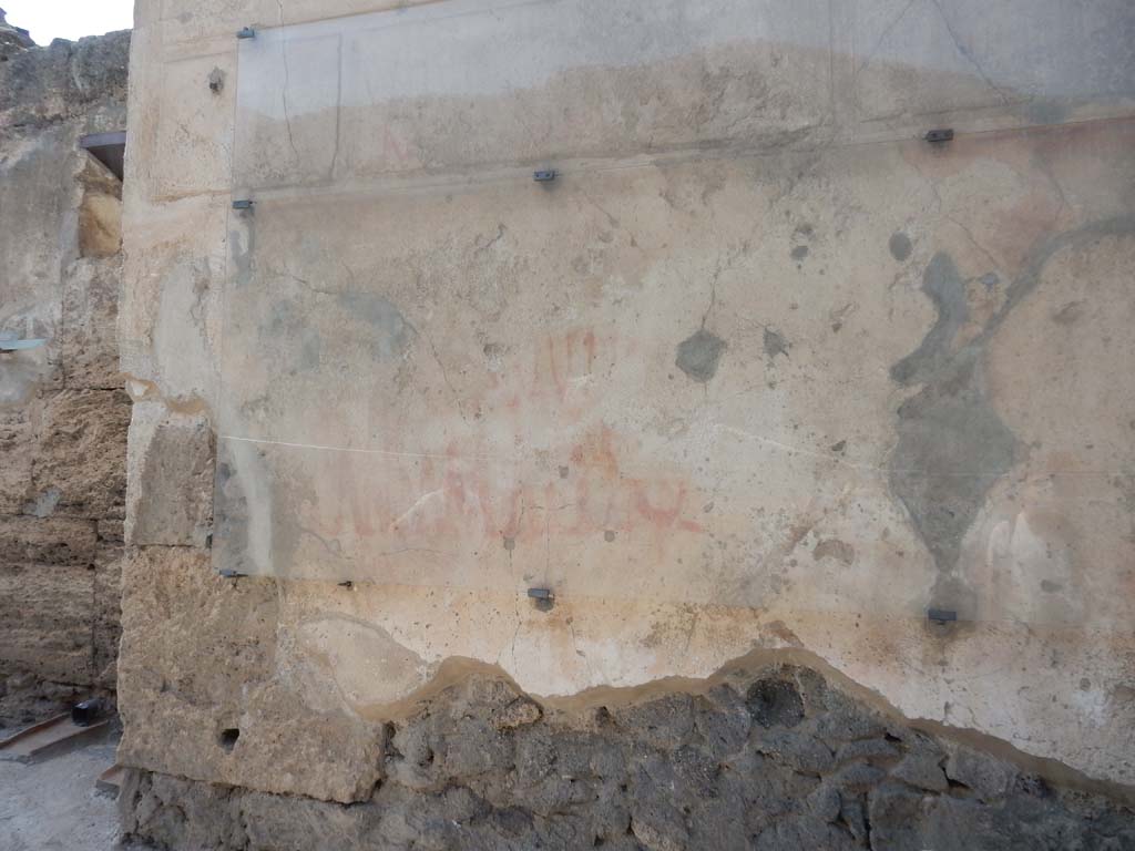 I.6.15 Pompeii. June 2019. Graffiti on west side of entrance doorway.
Photo courtesy of Buzz Ferebee.