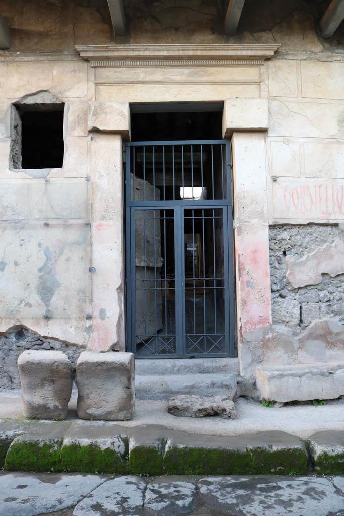I.6.15 Pompeii. December 2018. 
Looking north to entrance doorway. Photo courtesy of Aude Durand.