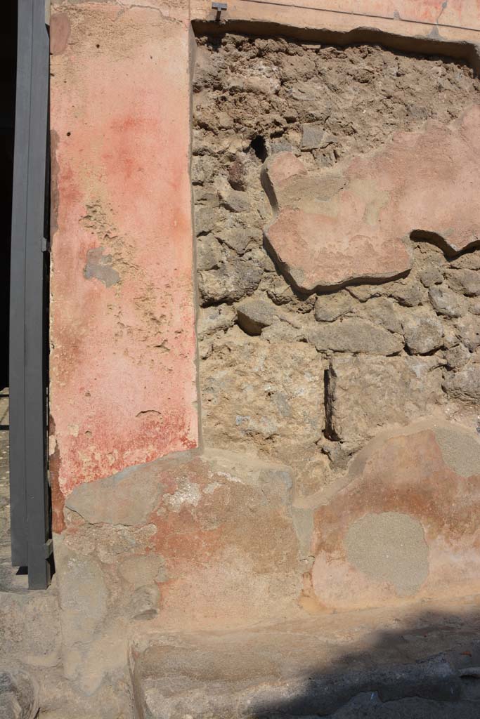 I.6.15 Pompeii. March 2019. Detail of lower front façade on east (right) side of entrance doorway.               
Foto Annette Haug, ERC Grant 681269 DÉCOR