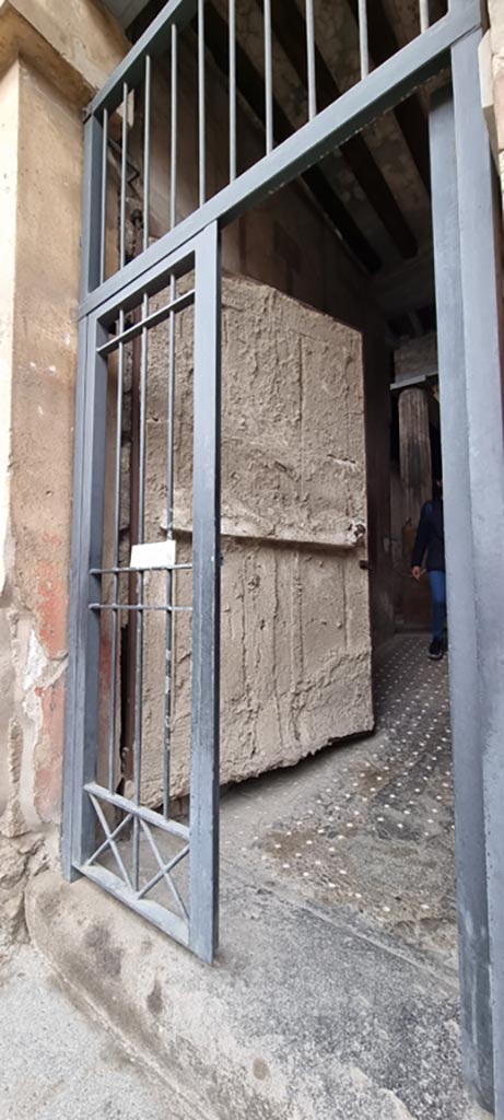 I.6.15 Pompeii. December 2023.
West side of entrance doorway, with plaster-cast of door.
Photo courtesy of Miriam Colomer.