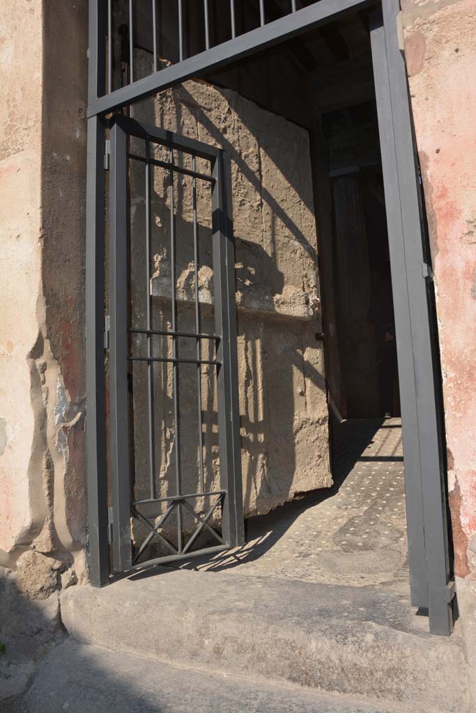 I.6.15 Pompeii. March 2019. West side of entrance doorway, with plaster-cast of door.           
Foto Annette Haug, ERC Grant 681269 DÉCOR