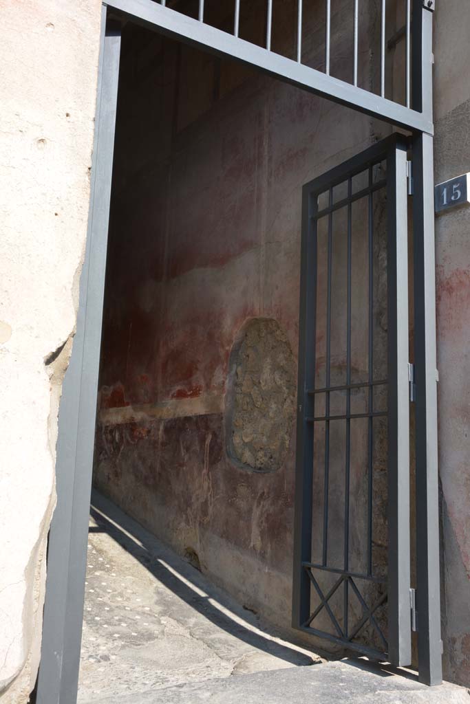 I.6.15 Pompeii. March 2019. East side of entrance doorway.            
Foto Annette Haug, ERC Grant 681269 DÉCOR
