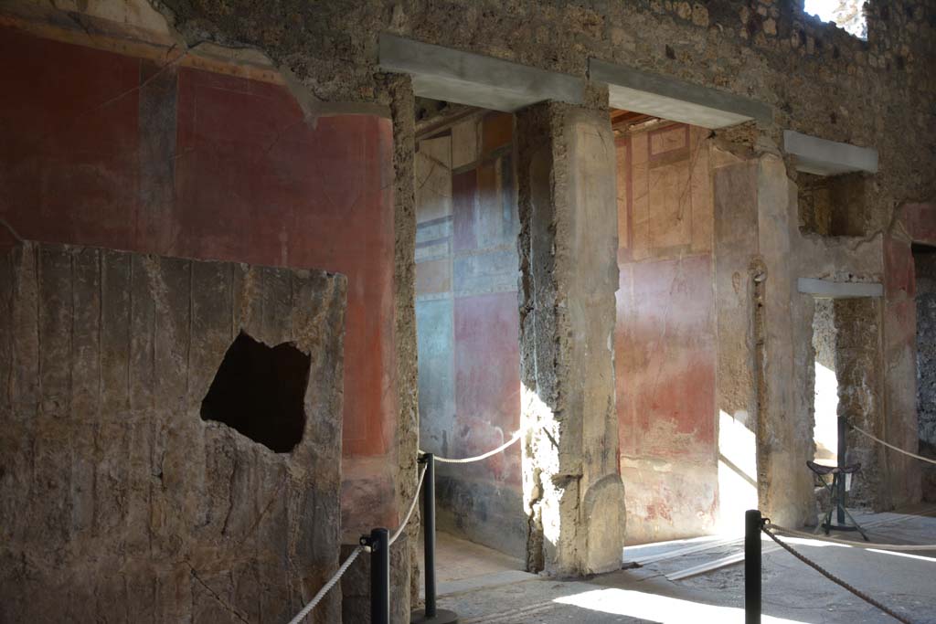 I.6.15 Pompeii. October 2019. Room 4, south side of atrium with doorway to entrance corridor/fauces, centre right.         
Foto Annette Haug, ERC Grant 681269 DÉCOR