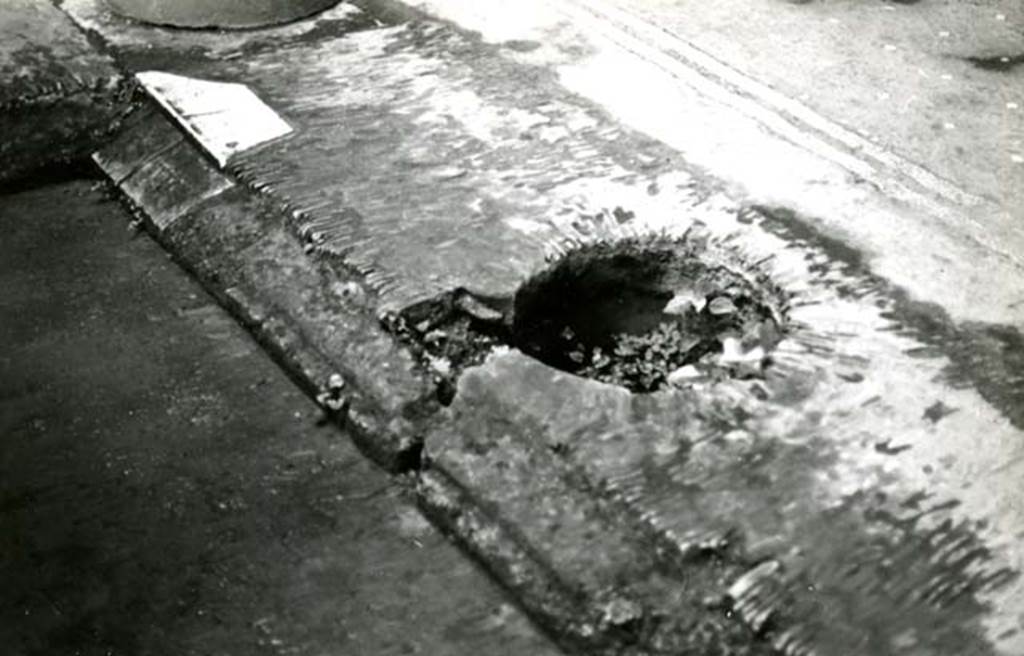I.6.15 Pompeii. 1976. Casa dei Ceii, impluvium puteal on east side.  Photo courtesy of Anne Laidlaw.
American Academy in Rome, Photographic Archive. Laidlaw collection _P_76_3_26.