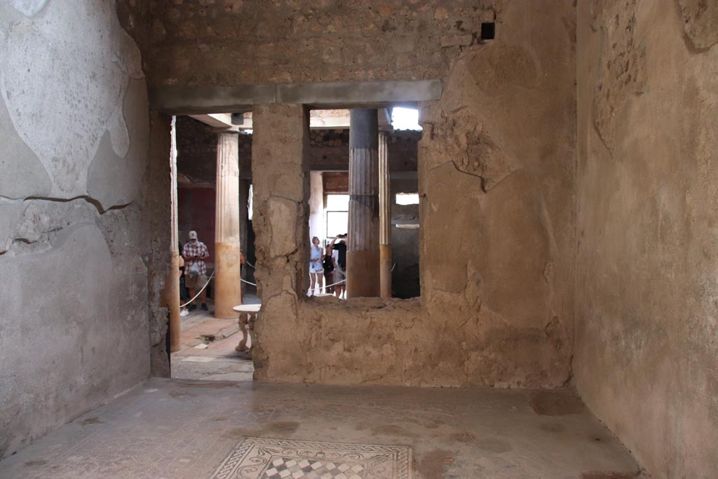 I.6.15 Pompeii. October 2023. 
Room 6, looking towards south wall of tablinum, with doorway and window to atrium. Photo courtesy of Klaus Heese.