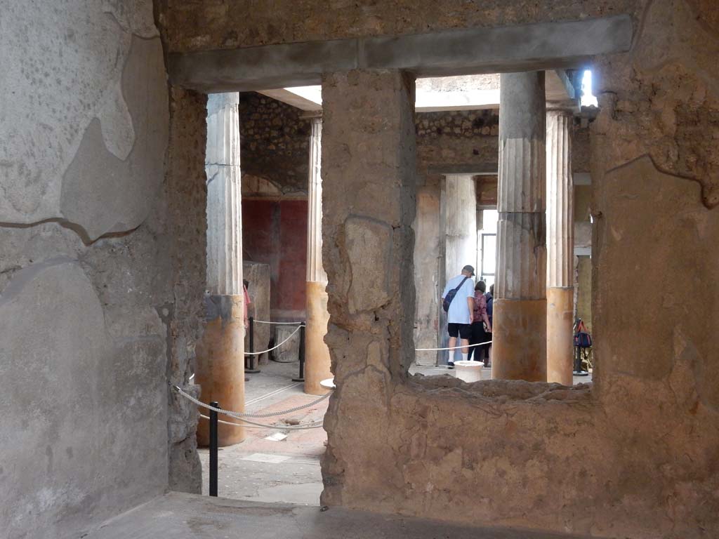 I.6.15 Pompeii. June 2019. Room 6, looking towards south wall of tablinum, with doorway and window to atrium.
Photo courtesy of Buzz Ferebee.