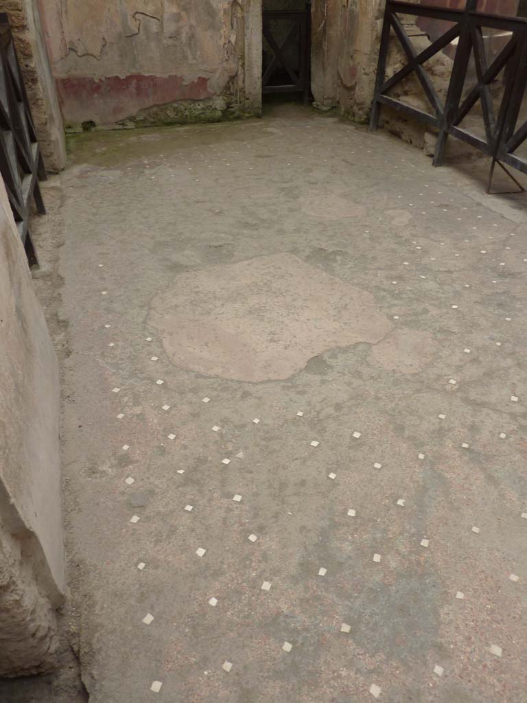 I.6.15 Pompeii. October 2014. Looking west across flooring of south portico.    
Foto Annette Haug, ERC Grant 681269 DÉCOR