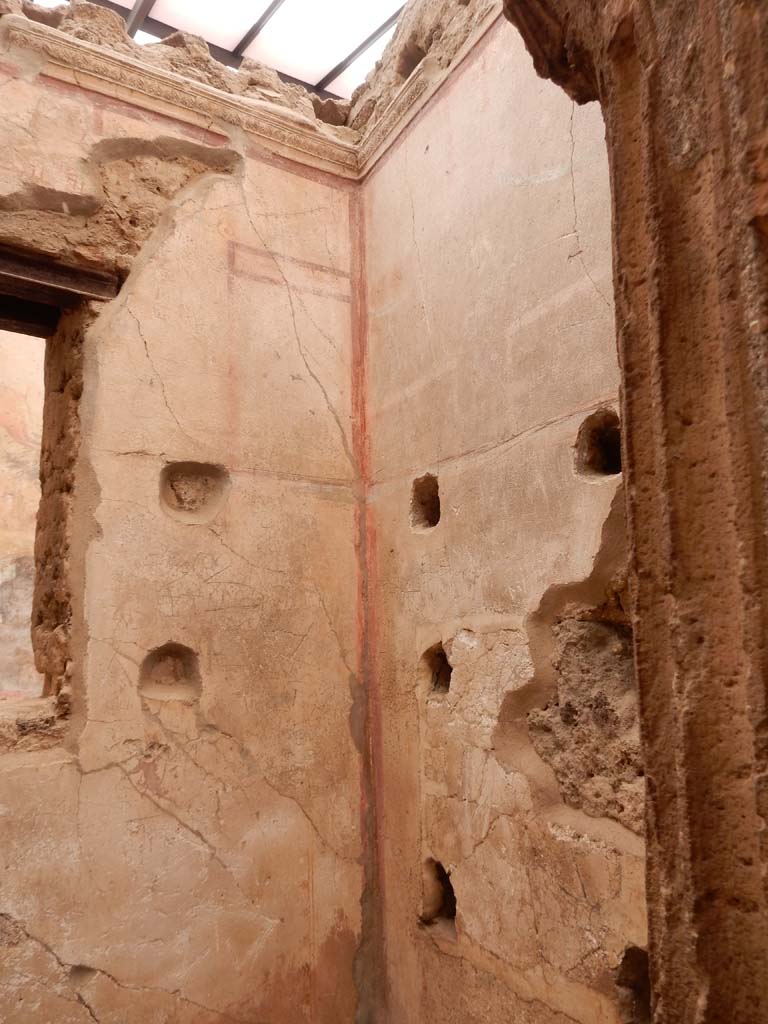 I.6.15 Pompeii. June 2019. Room 8, window in north wall and upper north-east corner.  
Photo courtesy of Buzz Ferebee.