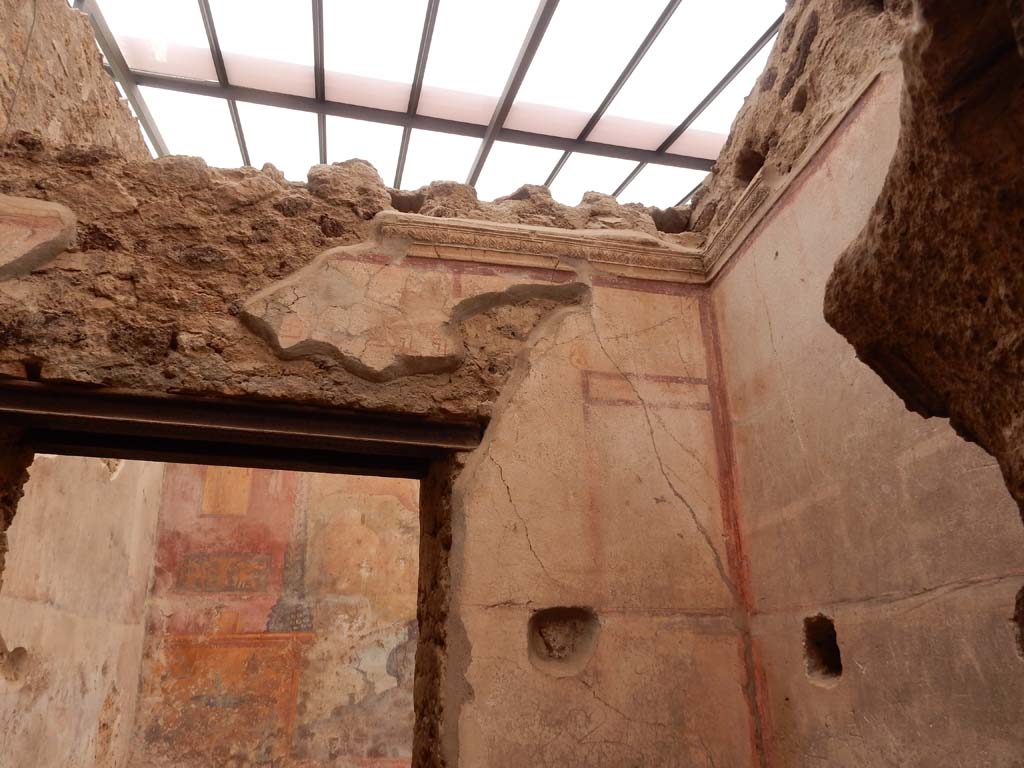 I.6.15 Pompeii. June 2019. Room 8, window in north wall and upper north-east corner.  
Photo courtesy of Buzz Ferebee.