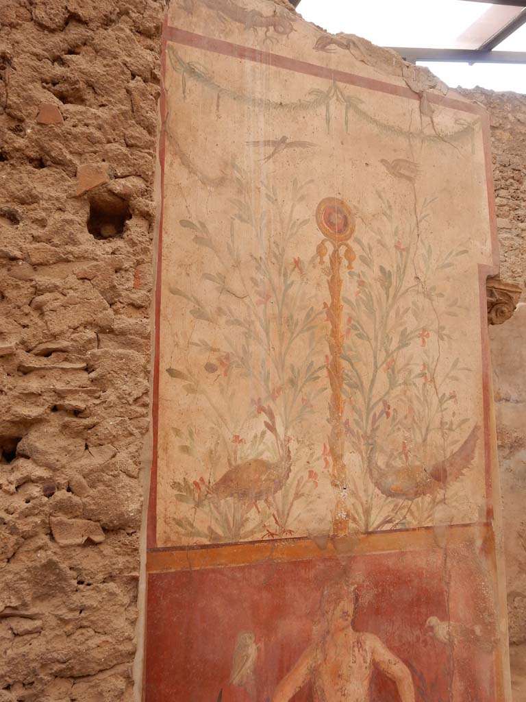 I.6.15 Pompeii. June 2019. Room 9, small garden, wall on west side.
Detail from painting with birds, plants and a medallion. Photo by Buzz Ferebee.