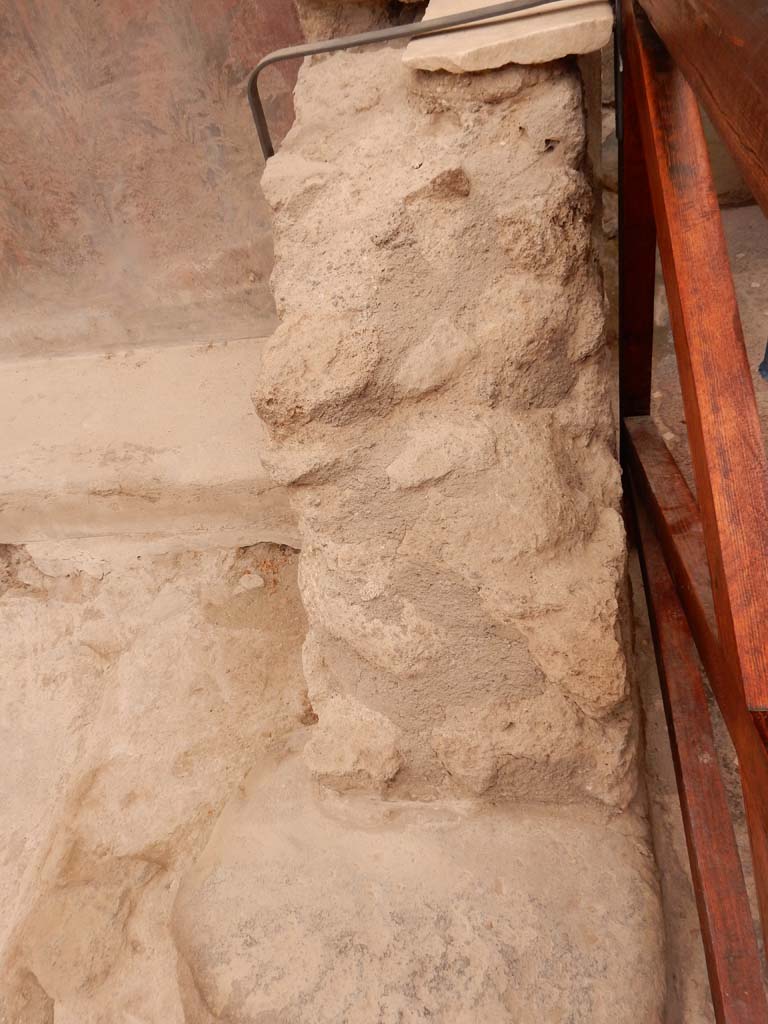 I.6.15 Pompeii. June 2019. Room 9, detail of wall and flooring in south-east corner of garden area.
Photo courtesy of Buzz Ferebee.