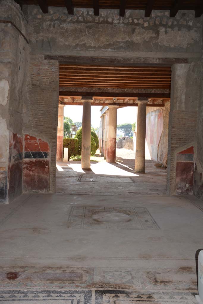 I.7.1 Pompeii. October 2019. 
Looking south from atrium across tablinum towards oecus and peristyle.
Foto Annette Haug, ERC Grant 681269 DÉCOR.