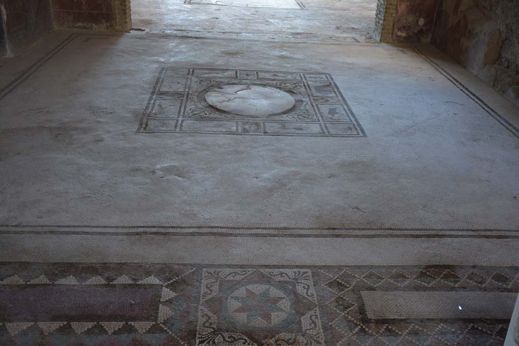 I.7.1 Pompeii. October 2019. Looking south from threshold between atrium and tablinum, across tablinum towards oecus.
Foto Annette Haug, ERC Grant 681269 DÉCOR.