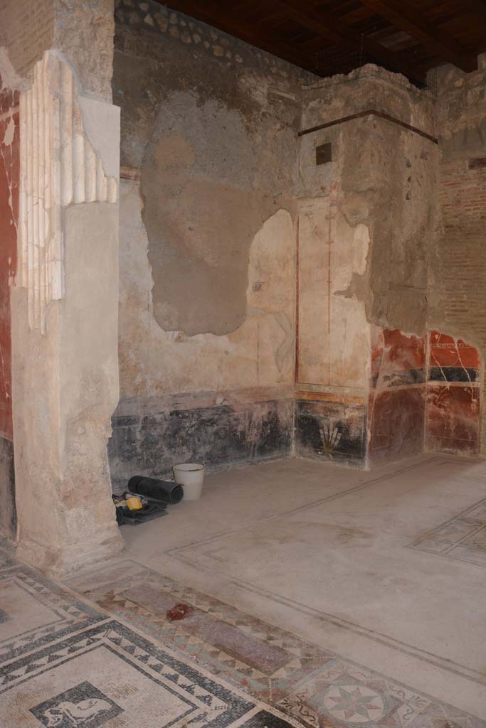 I.7.1 Pompeii. October 2019. 
Looking south-east from atrium towards recess in east wall of tablinum.
Foto Annette Haug, ERC Grant 681269 DÉCOR.