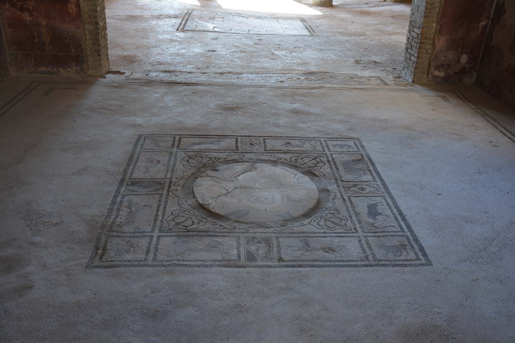 I.7.1 Pompeii. October 2019. Looking south from emblema in centre of floor of tablinum, towards emblema in floor of oecus.
Foto Annette Haug, ERC Grant 681269 DÉCOR.