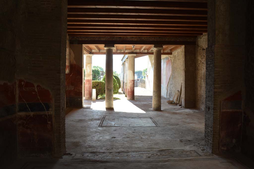 I.7.1 Pompeii. October 2019. Looking south from tablinum into oecus, and through north and west portico of garden area
Foto Annette Haug, ERC Grant 681269 DÉCOR.