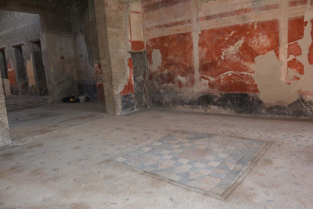 I.7.1 Pompeii. October 2019. Looking north-east through doorway to tablinum, from oecus at its rear.
Foto Annette Haug, ERC Grant 681269 DÉCOR.