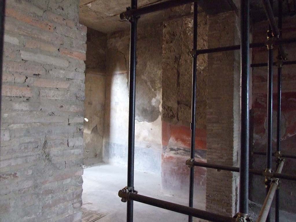 I.7.1 Pompeii. December 2006. Looking north-east through doorway to tablinum, from oecus at its rear. 
On the east side of the tablinum was a large recess/niche, in centre.