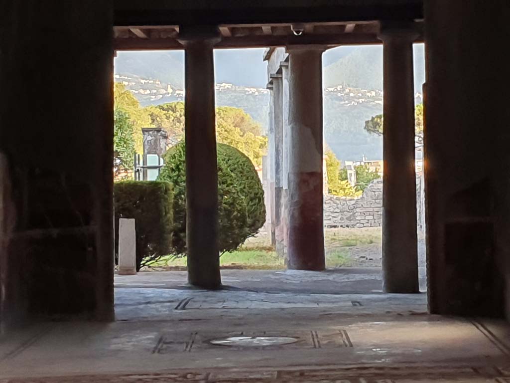 I.7.1 Pompeii. September 2019. Looking south across oecus towards peristyle.
Foto Annette Haug, ERC Grant 681269 DÉCOR.