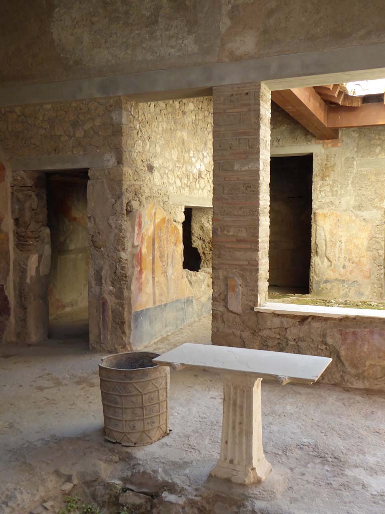 I.7.3 Pompeii. September 2017. 
South-east corner and south side of atrium with doorway to cubiculum, on left, and doorway and window to garden area, centre and right.
Foto Annette Haug, ERC Grant 681269 DÉCOR