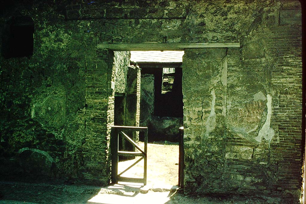 I.7.5 Pompeii. 1957. Looking towards entrance doorway on Via dell’Abbondanza. Photo by Stanley A. Jashemski.
Source: The Wilhelmina and Stanley A. Jashemski archive in the University of Maryland Library, Special Collections (See collection page) and made available under the Creative Commons Attribution-Non Commercial License v.4. See Licence and use details.
J57f0246