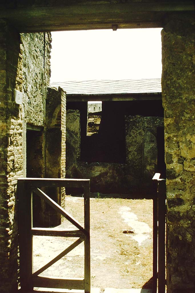 I.7.5 Pompeii. 1957. Looking through doorway into vestibule and courtyard. Photo by Stanley A. Jashemski.
Source: The Wilhelmina and Stanley A. Jashemski archive in the University of Maryland Library, Special Collections (See collection page) and made available under the Creative Commons Attribution-Non Commercial License v.4. See Licence and use details.
J57f0247