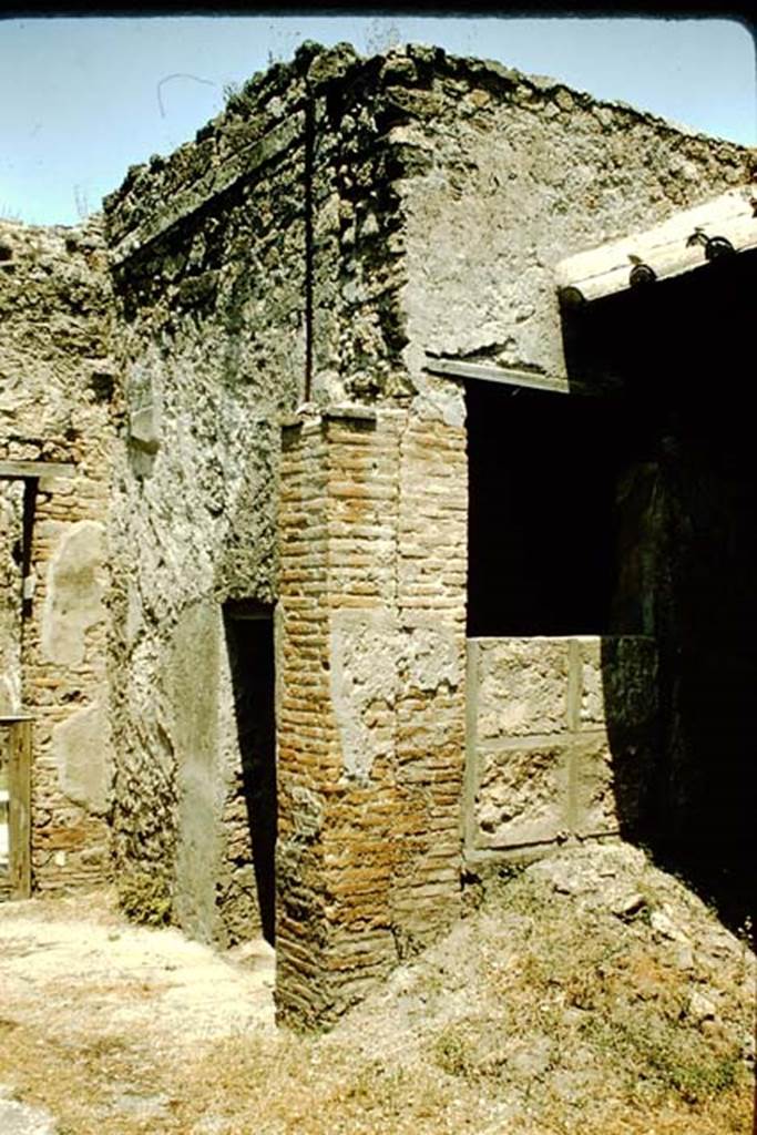 I.7.5 Pompeii. 1957. Looking north towards doorway to cubiculum. Photo by Stanley A. Jashemski.
Source: The Wilhelmina and Stanley A. Jashemski archive in the University of Maryland Library, Special Collections (See collection page) and made available under the Creative Commons Attribution-Non Commercial License v.4. See Licence and use details.
J57f0249