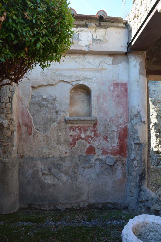 I.7.7 Pompeii. October 2019. Lararium with arched niche in north-west corner of peristyle.
Foto Annette Haug, ERC Grant 681269 DÉCOR