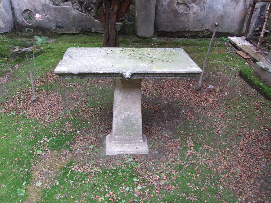 I.7.7 Pompeii. December 2006. Cartibulum (marble table) in the garden decorated with a lion’s head.