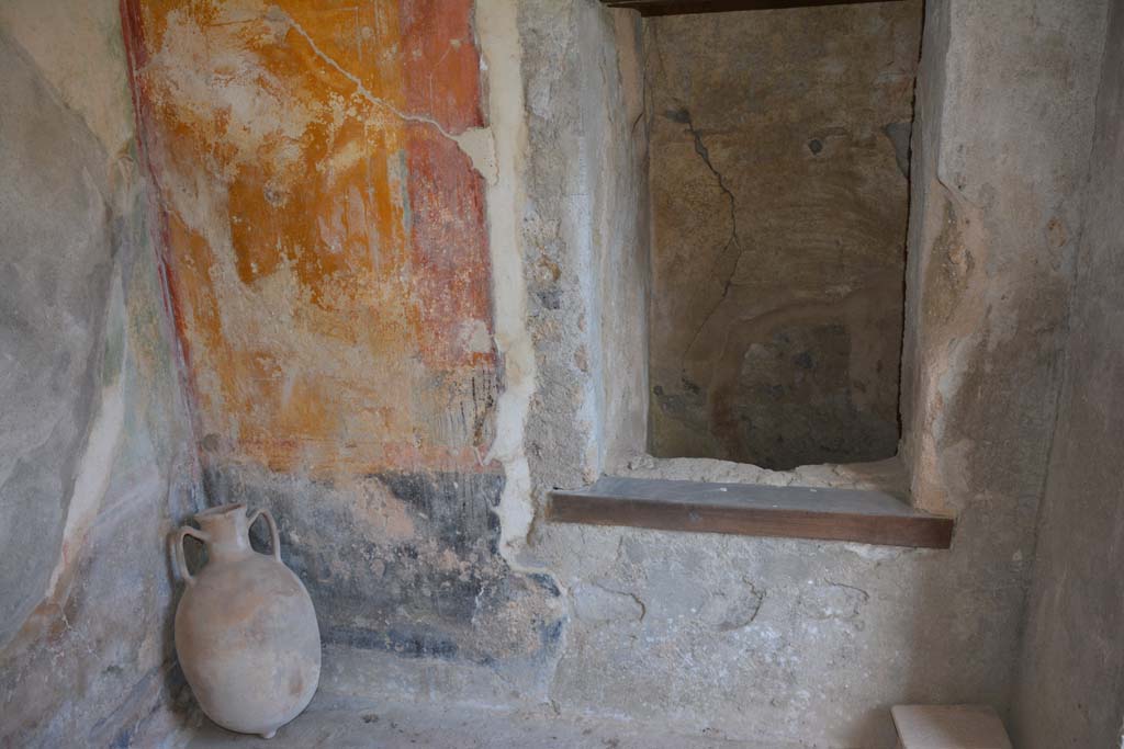 I.7.7 Pompeii. October 2019. Looking towards north wall with niche/recess and altar, in lower right corner, in cubiculum. 
Foto Annette Haug, ERC Grant 681269 DÉCOR.