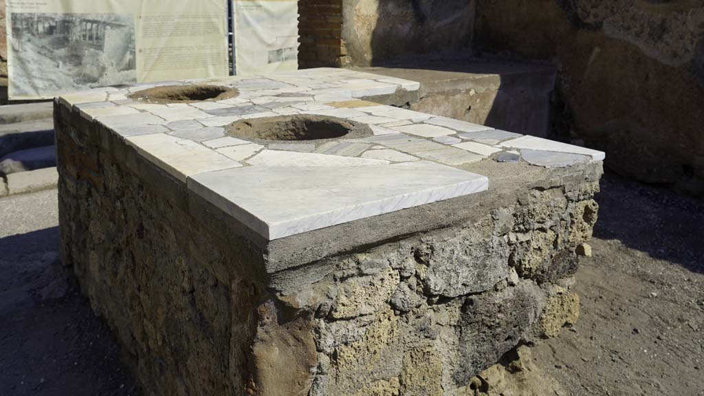 I.7.8 Pompeii. August 2021. 
Looking north from rear of counter, towards entrance on Via dell’Abbondanza. Photo courtesy of Robert Hanson.