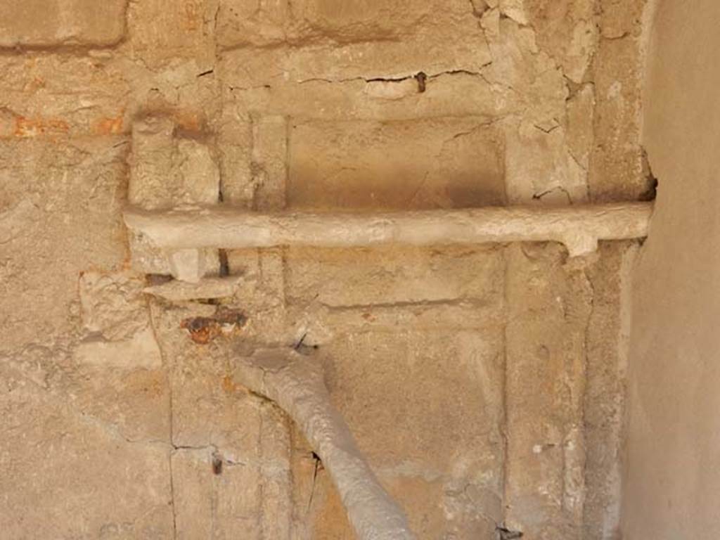 I.7.10 Pompeii. May 2017. Detail of cast of crossbar and forked pole. Photo courtesy of Buzz Ferebee.