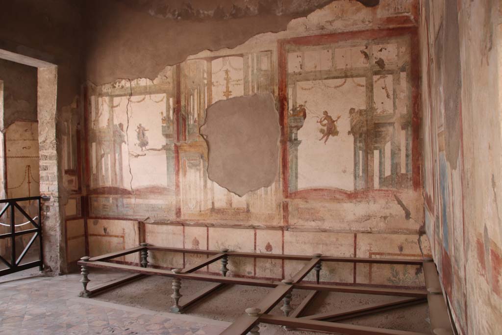 I.7.11 Pompeii. September 2021. Looking towards west wall of triclinium. Photo courtesy of Klaus Heese.