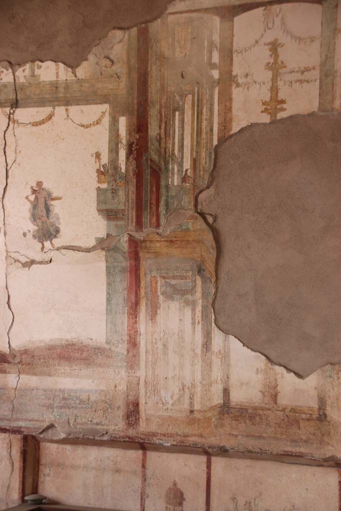 I.7.11 Pompeii. September 2021. 
Painted decoration on west wall towards south end of triclinium. Photo courtesy of Klaus Heese.