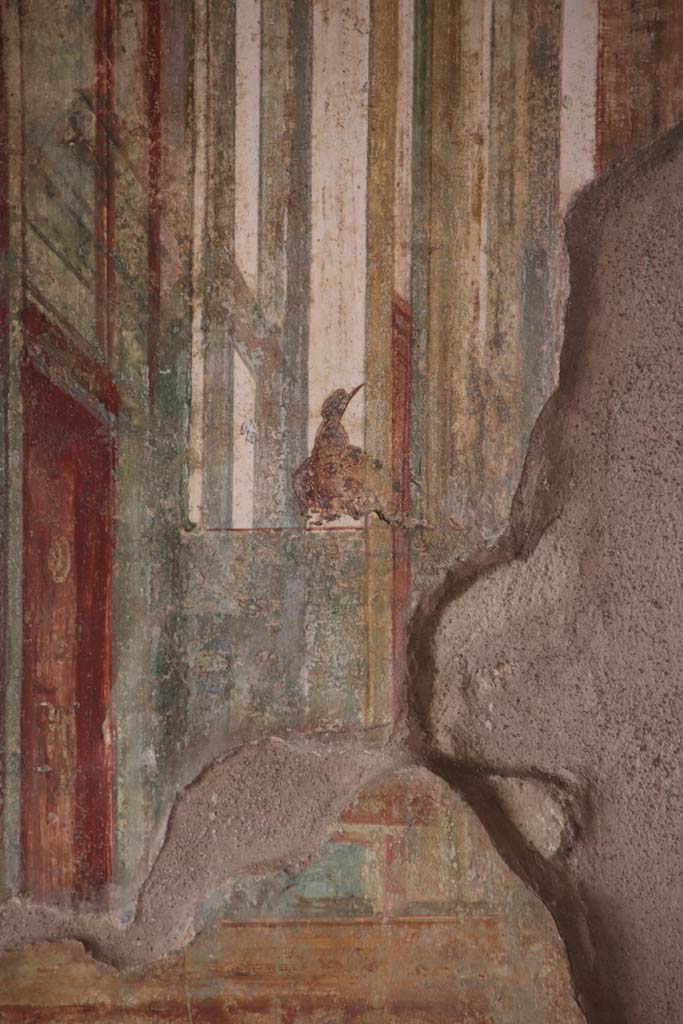 I.7.11 Pompeii. September 2021. 
Detail of painted decoration with painted bird on west wall towards south end of triclinium. 
Photo courtesy of Klaus Heese.