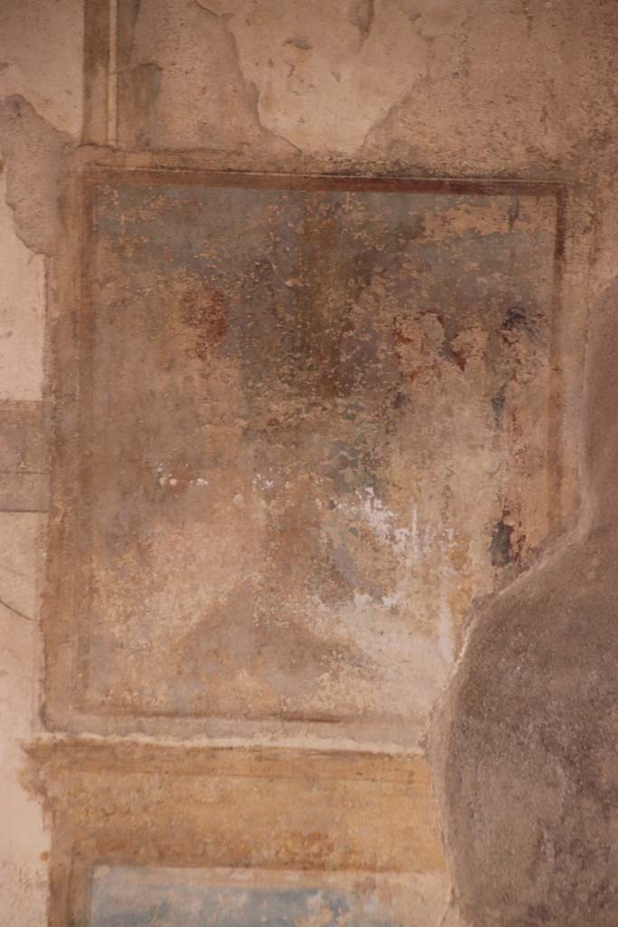 I.7.11 Pompeii. September 2021. 
Central wall painting from north wall of triclinium. Photo courtesy of Klaus Heese.
According to PPM – this painting was already unrecognisable at the time of its excavation.
See Carratelli, G. P., 1990-2003. Pompei: Pitture e Mosaici: Vol. I. Roma: Istituto della enciclopedia italiana, p.677, no.104.