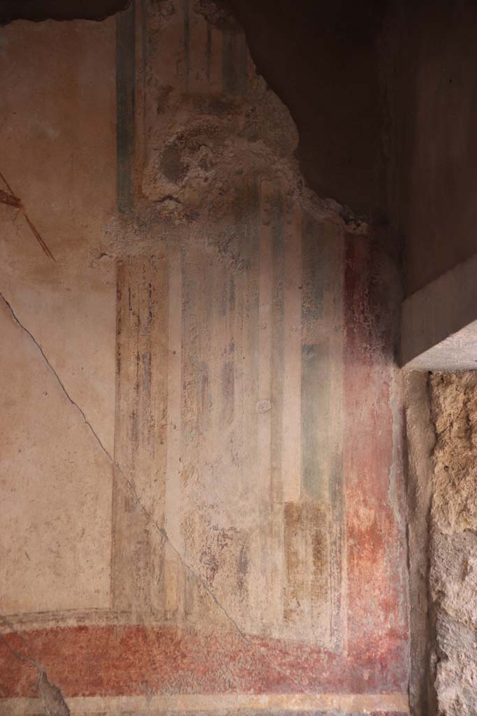I.7.11 Pompeii. September 2021. 
Detail of remaining painted decoration from east end of north wall of triclinium. 
Photo courtesy of Klaus Heese.