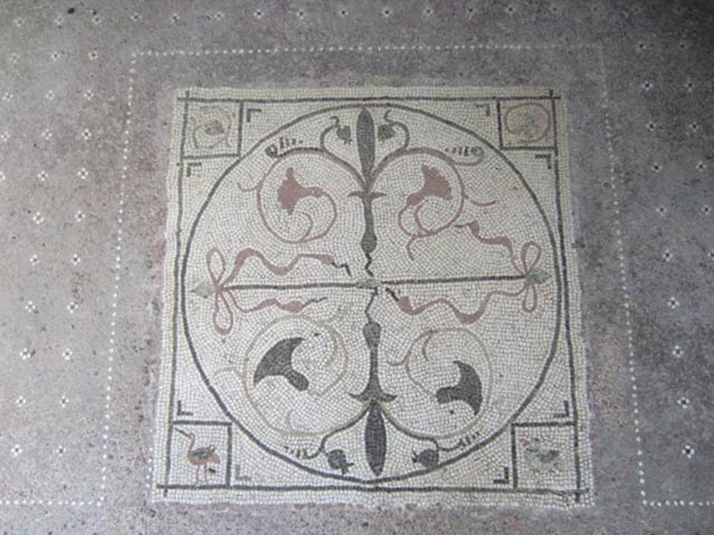 I.7.11 Pompeii. March 2012. Details of plants and birds, from central emblema in exedra.
Photo courtesy of Marina Fuxa.
