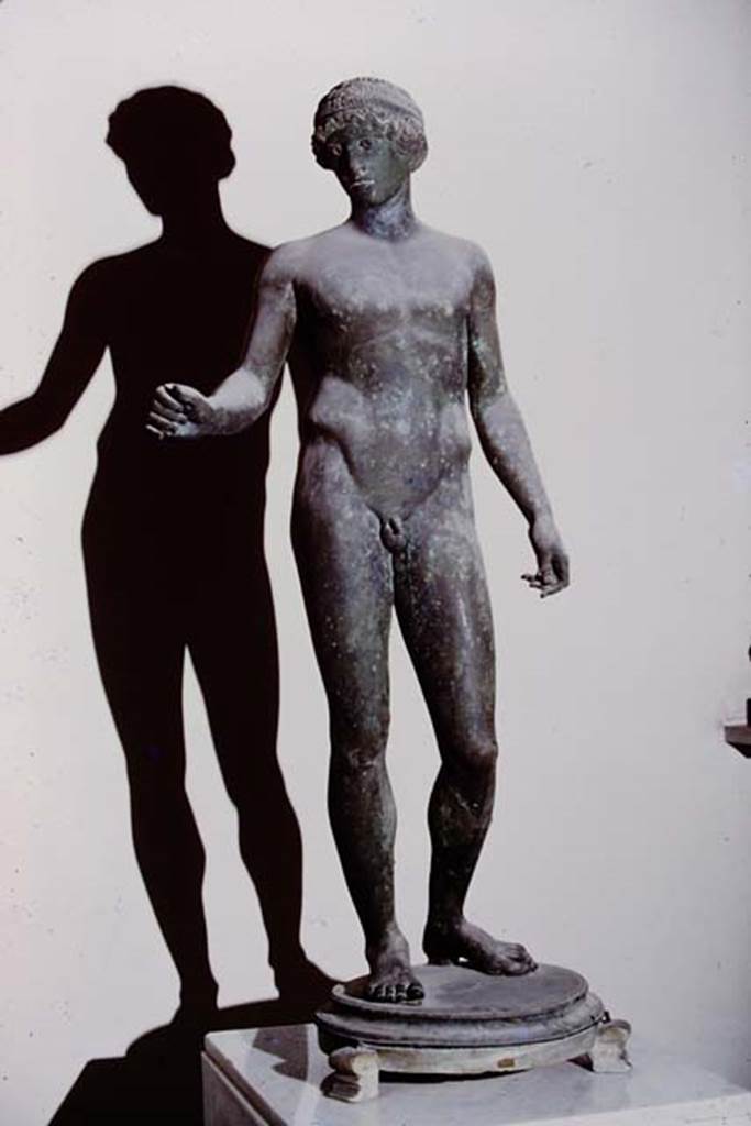 I.7.11 Pompeii, 1978. Bronze statue of the Ephebo. Photo by Stanley A. Jashemski.   
Source: The Wilhelmina and Stanley A. Jashemski archive in the University of Maryland Library, Special Collections (See collection page) and made available under the Creative Commons Attribution-Non Commercial License v.4. See Licence and use details. J78f0429